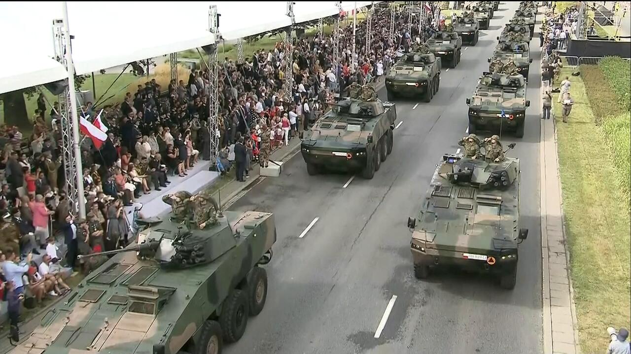 Varsovia.  Tráfico en Wisłostrada y puentes cerrados.  Preparativos antes del Día y Desfile del Ejército Polaco