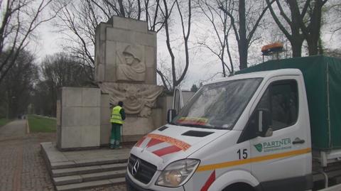 Służby umyły pomnik w Parku Skaryszewski