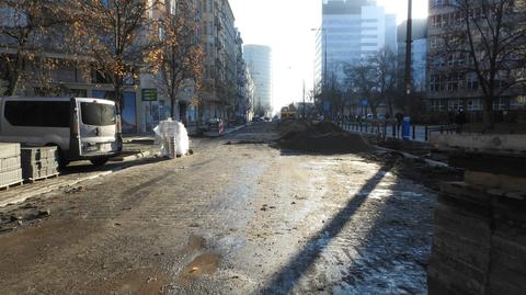 Pod warstwą asfaltu na Polnej, robotnicy odkryli przedwojenny bruk