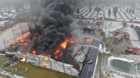 Pożar hali produkcyjnej widziany z góry