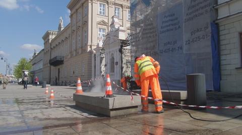 Myją nawierzchnię Krakowskiego Przedmieścia