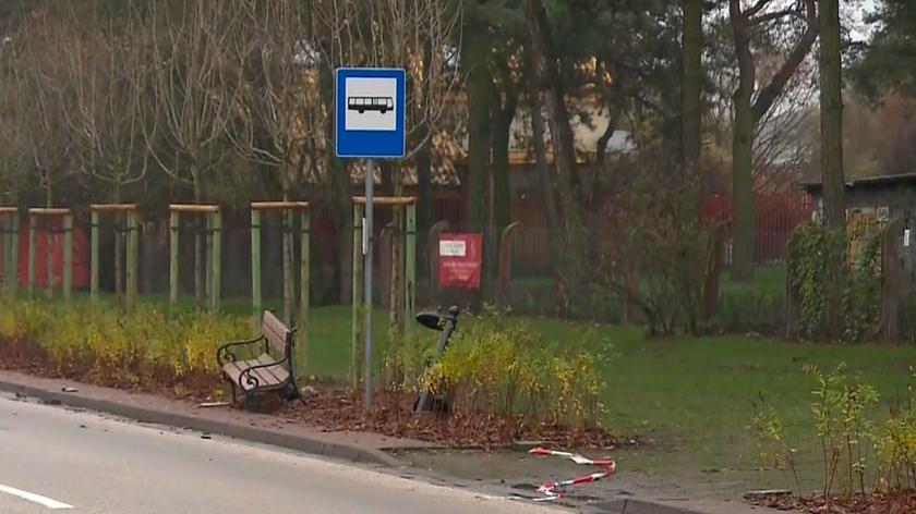 Auto wjechało w ławkę na przystanku autobusowym w Żyrardowie