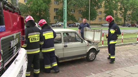 Dym w "maluchu" na Żoliborzu