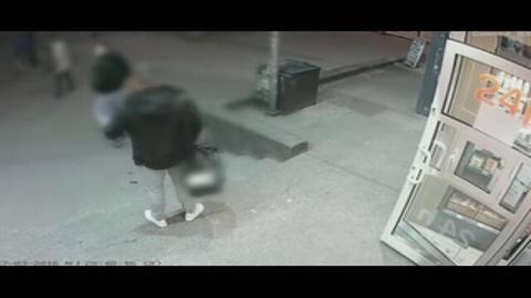 Mężczyznę napadnięto przed sklepem