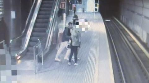 Mężczyzna próbował wepchnąć dwie osoby pod pociąg metra (wideo bez dźwięku)