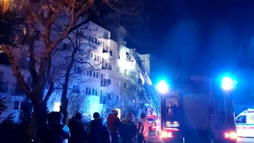 Pożar mieszkania w bloku na Bielanach
