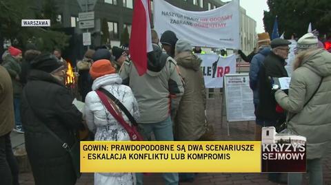 Kilkadziesiąt osób wciąż przed Sejmem