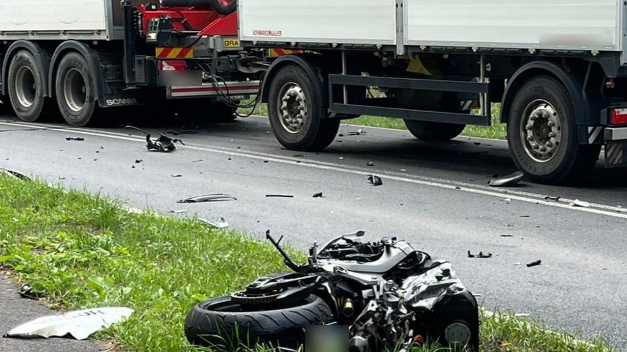 Motocyklista uderzył w ciężarówkę. W ciężkim stanie trafił do szpitala, jednoślad rozpadł się na części