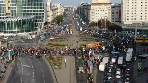 Wielki Marsz Klimatyczny przechodzi ulicami Warszawy
