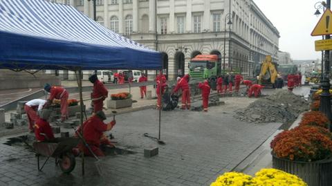 Zrywają kostkę na Krakowskim Przedmieściu