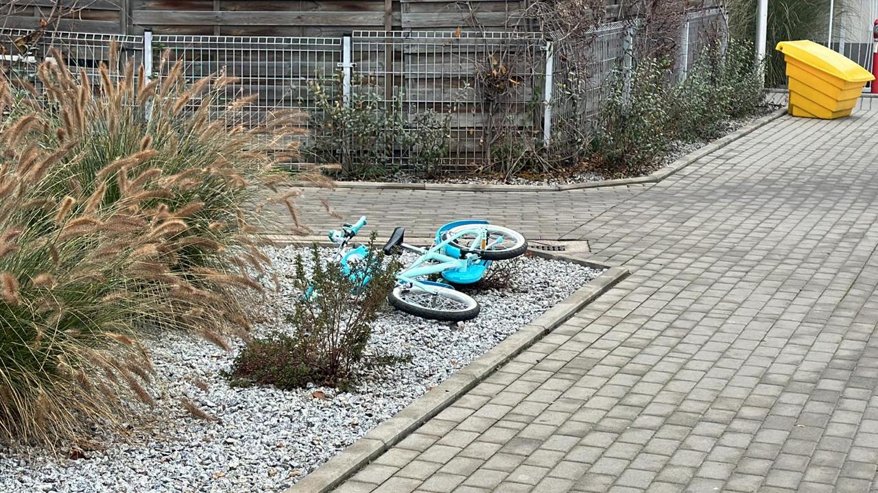 Wyjeżdżała z parkingu podziemnego. Nie zauważyła matki z dwójką dzieci 