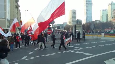 Manifestanci na rondzie Dmowskiego