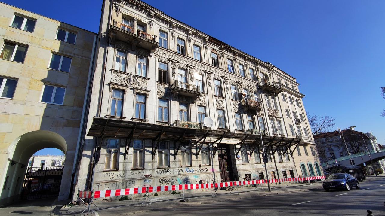 Zawalony strop kamienicy w pobliżu Sejmu. Kontrola, grzywna i zawiadomienie do prokuratury