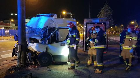 Samochód dostawczy uderzył w słup na rondzie Daszyńskiego