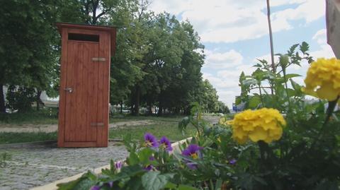 Drewniana konstrukcja na placu Defilad