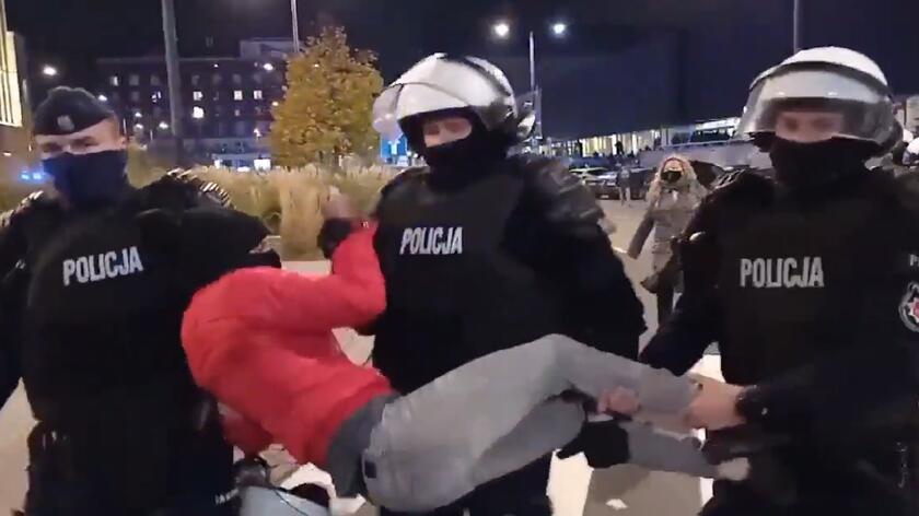 Policjanci otoczyli protestującą kobietę
