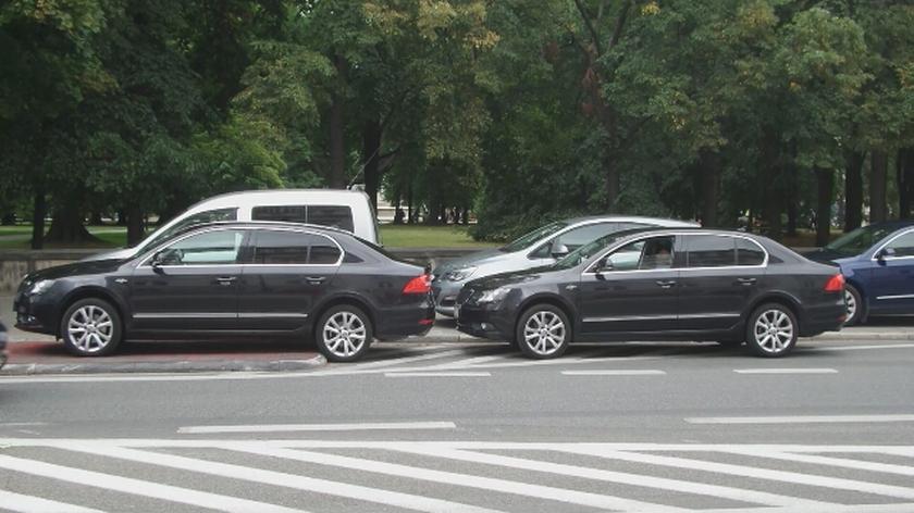 Samochody zaparkowane na Królewskiej