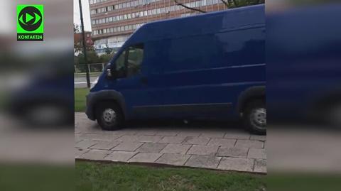 Samochodem po chodniku