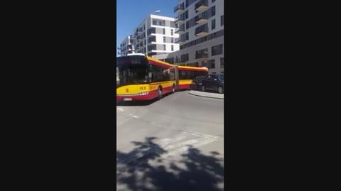 Autobus zablokowany na rondzie