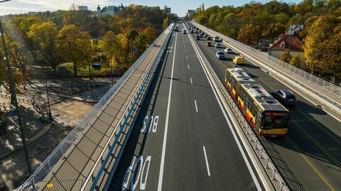 Asfalt na kolejnym odcinku Trasy Łazienkowskiej (wideo z października 2023)