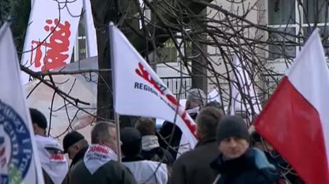 Protestujący przed Sejmem
