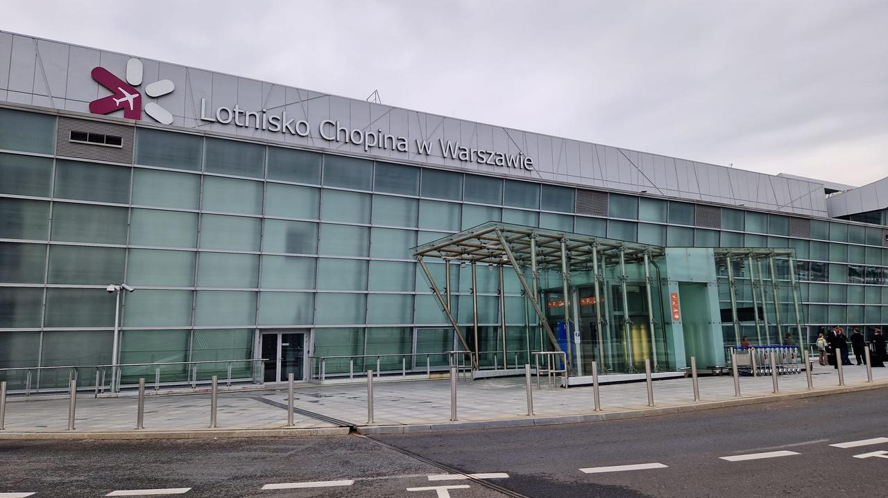 "Wybuch wewnątrz śmieciarki". Urząd Lotnictwa Cywilnego bada, co się stało na Lotnisku Chopina