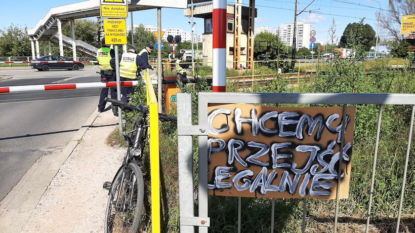 Mieszkańcy chcą wygodnego przejścia przez tory kolejowe w rejonie ulic Radzymińskiej i Naczelnikowskiej