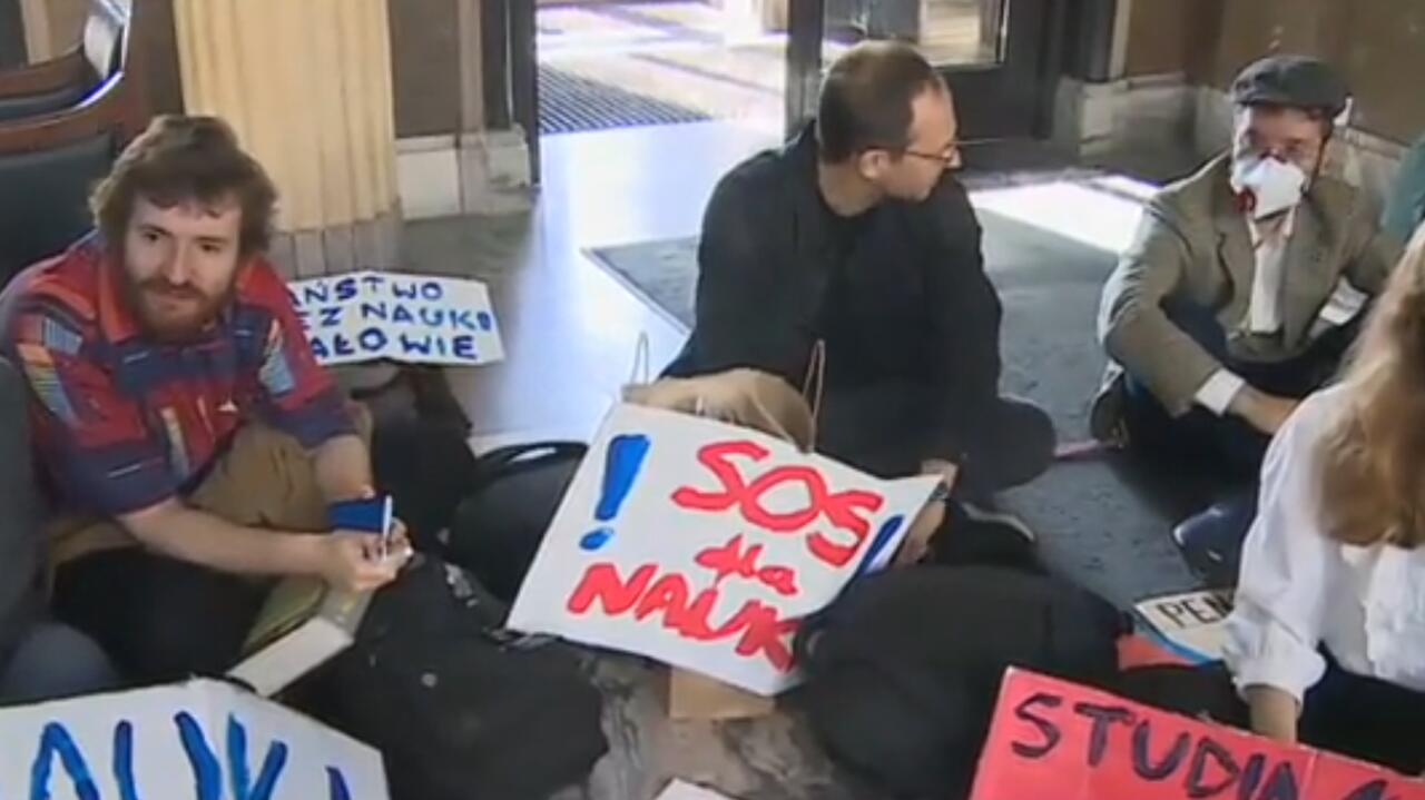 Warsaw.  “Stop starving science.”  Protest by teachers and students