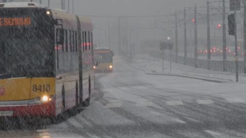 Poranne opady śniegu w Warszawie utrudniały jazdę