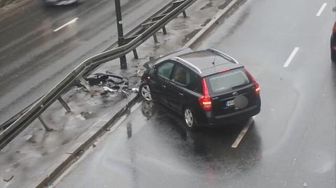 Samochód uderzył w barierki na Trasie Łazienkowskiej