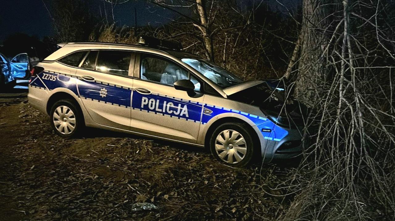 Varsovia.  Un coche de policía con el joven se estrelló contra un árbol.  Hay una acusación