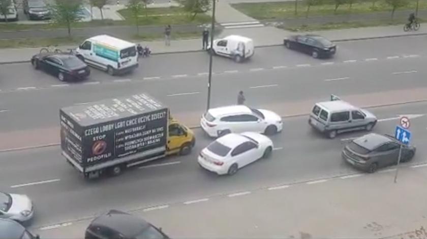 Kierowcy zablokowali furgonetkę w alei KEN