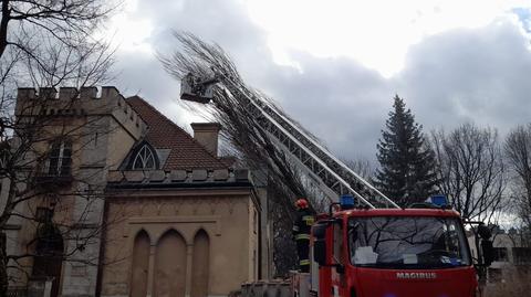 Wiatr zerwał dach szkoły w Warszawie