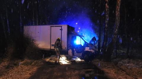 W Milanówku samochód dostawczy uderzył w drzewo i się zapalił