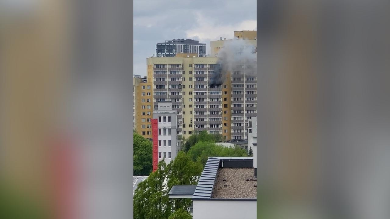 Pożar mieszkania na 10. piętrze. Ewakuacja z balkonu