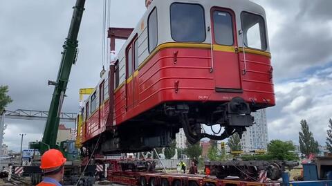 Rozładunek wagonów metra w Kijowie