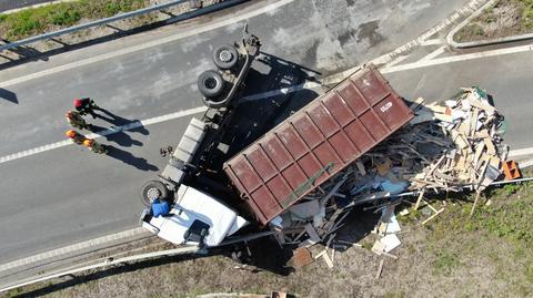 Ciężarówka z drewnem wywróciła się przy węźle Zielonka (materiał z 6.05.2021)