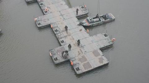 Wojsko rozmontowuje most pontonowy 