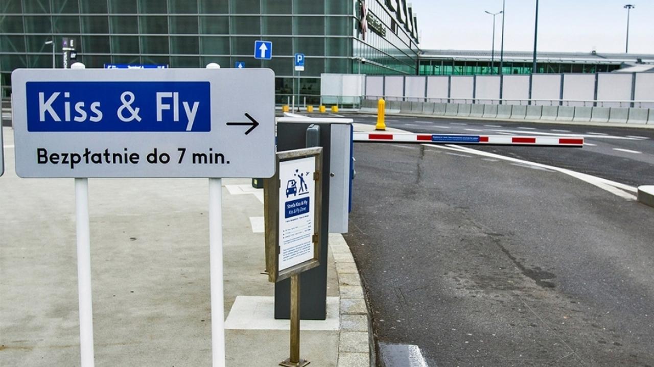 Nowa opłata za wjazd na lotnisko wzburzyła właścicieli parkingów. Grożą blokadą