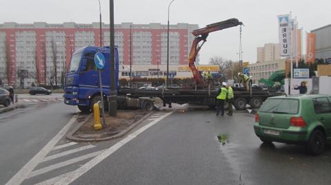 Tir utknął na pasie zieleni