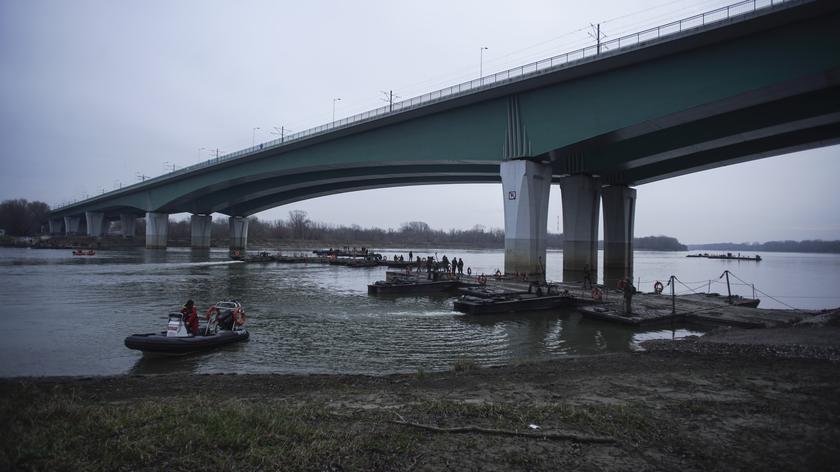 Rozpoczęła się budowa mostu pontonowego na Wiśle