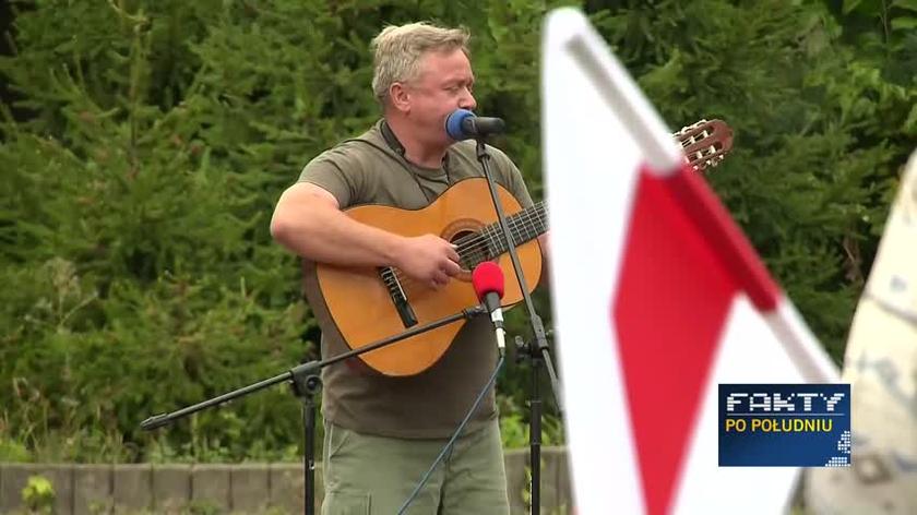 Uczniowie zaśpiewali "Mury" w geście solidarności z Białorusią