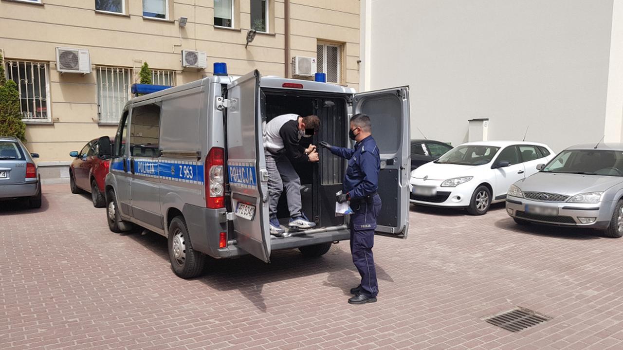 Ukradł biżuterię, ale policjanci jej przy nim nie znaleźli.