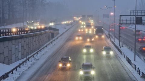 Atak zimy w Warszawie i trudne warunki na ulicach
