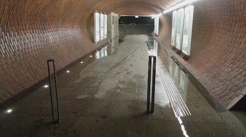 Woda w przejściu podziemnym na Bulwary Wiślane
