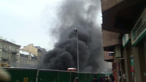 Czarny dym unosił się nad budową metra