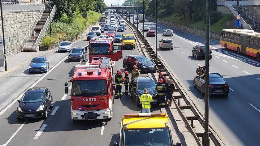 Auta wbite w bariery na Trasie Łazienkowskiej