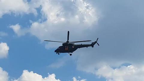 Lądowanie śmigłowca wojskowego na boisku w Ząbkach