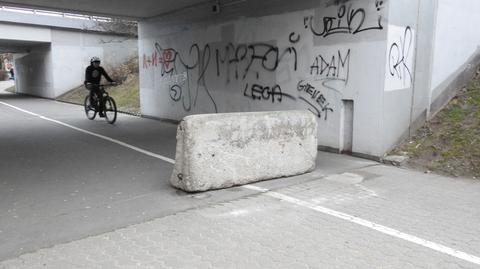Betonowa bariera na drodze rowerowej