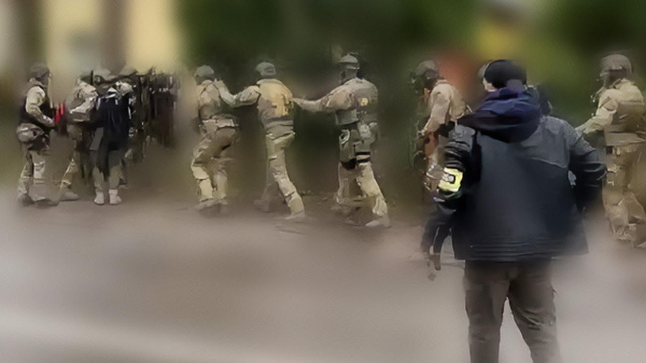 Policja pokazała nagranie z akcji zatrzymania mężczyzn podejrzanych o napaść na rosyjskiego opozycjonistę